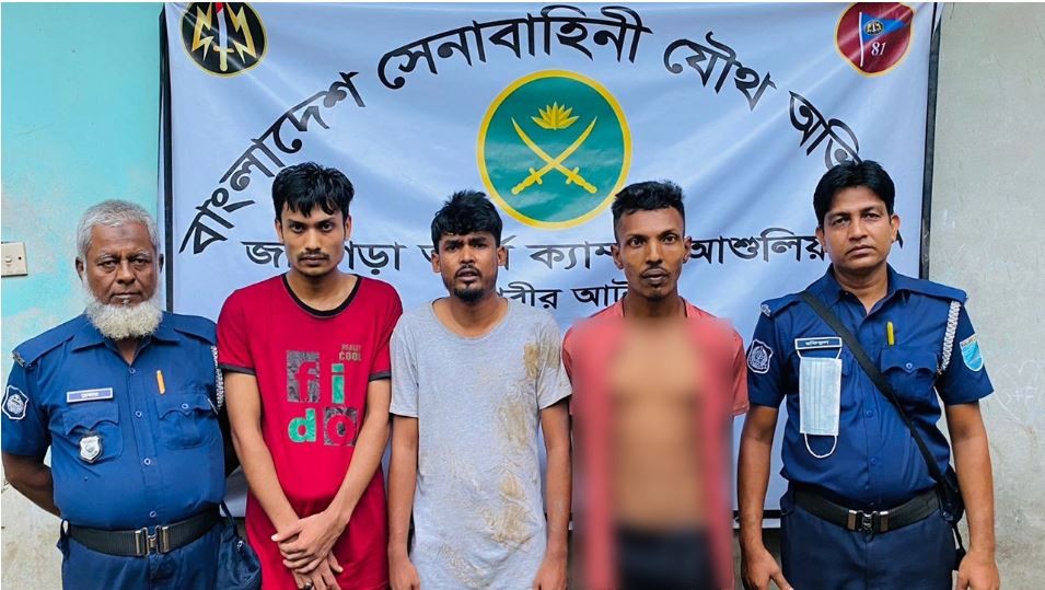 সেনাবাহিনীর অভিযানে  অস্ত্র সহ তিন সন্ত্রাসী গ্রেপ্তার